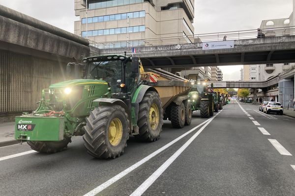 Une quarantaine d'agriculteurs de la Coordination Rurale de Gironde sont entrés dans Bordeaux à bord de leurs tracteurs ce 19 novembre.