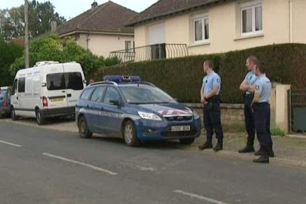 Les gendarmes devant le domicile des parents à Brignac-la-Plaine (Corrèze)