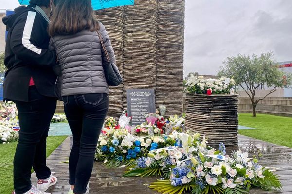 La cérémonie d'hommage devant la stèle aux victimes.