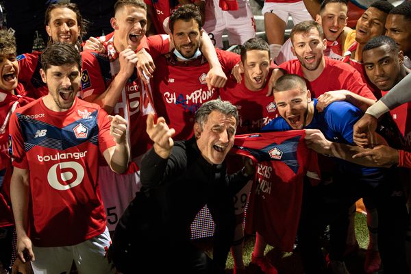 Christophe Galtier entouré des joueurs du LOSC dimanche 23 mai, après avoir remporté le titre de champion de France.