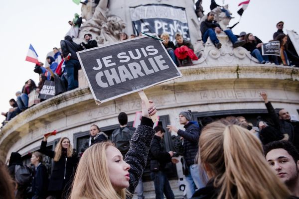 Le slogan "Je suis Charlie" brandi par des manifestants le 11 janvier 2015, place de la République.