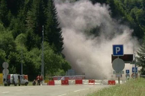 Mardi 29 juillet, une paroi rocheuse a été dynamitée pour sécuriser la RN134 menant au tunnel du Somport et fermé depuis le 28 juin 2014 après un éboulement