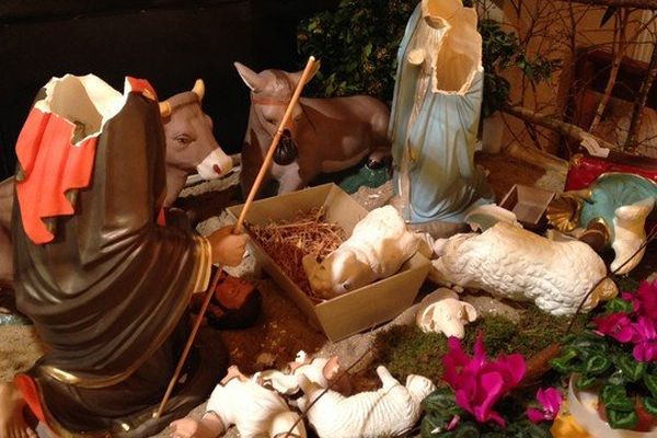 Les personnages humains de la crèche de l'église Sainte-Thérèse de Douai décapités le jour de Noël 