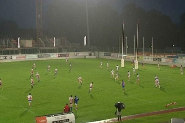 La rencontre s'est déroulée sous une pluie battante.