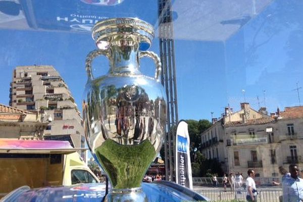 Le trophée Henri-Delaunay, qui récompense le vainqueur de l'Euro sur la place de la Comédie à Montpellier - 16 mai 2016