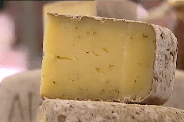 En transformant son lait en son fromage, Iñaki Berhocoirigoin n'est pas touché par la chute du prix du lait. 