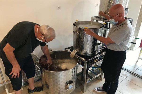 En mai dernier, André et Patrick ont monté une brasserie artisanale à Cusset dans l'Allier.