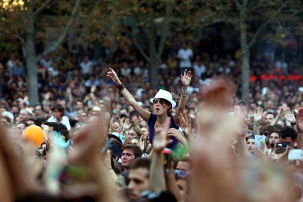 La foule des festivaliers, lors de l'édition 2015 de Rock en Seine, au parc de Saint-Cloud.