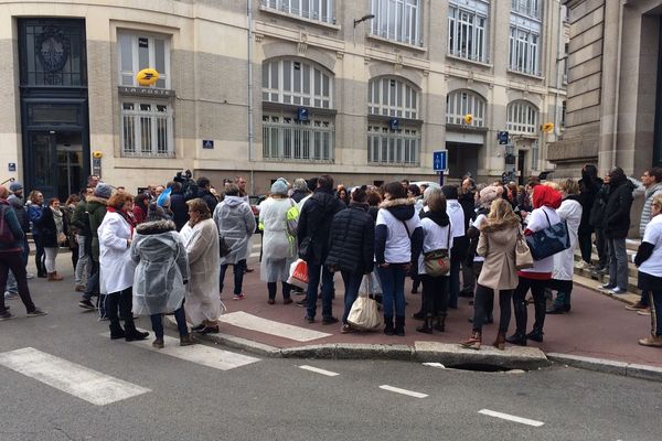 Les infirmiers en grève contre le Plan santé 2022 se sont retrouvés devant la préfecture de Limoges, mardi 20 novembre. 