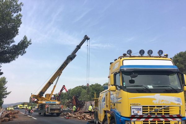 Accident De Poids Lourd 6 Blesses Et 20 Tonnes De Bois Sur L A8 A Aix En Provence