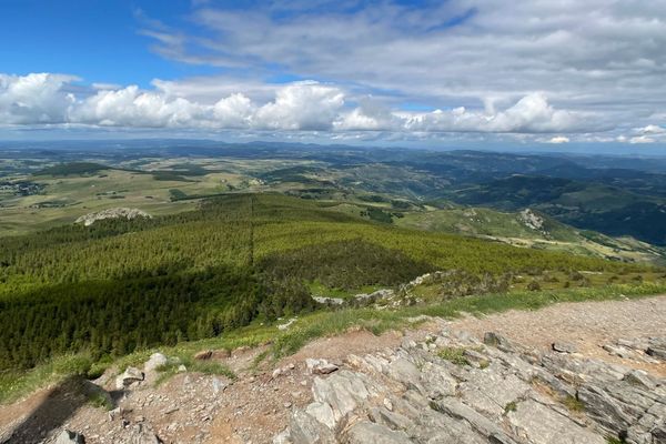 Situé à une altitude de 1 753 mètres, le mont Mézenc offre un panorama complet de 360°.