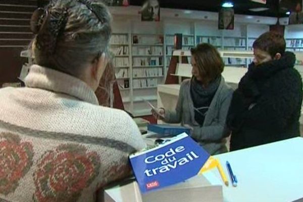 Les ex-salariés de Chapitre à Boulogne-sur-Mer occupent leur magasin pour obtenir des "indemnités décentes".