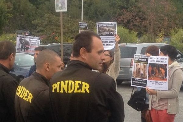 Des militants des associations Clama, Causa et Instinct ont manifesté devant le cirque Pinder mardi 23 septembre 2014 à Limoges