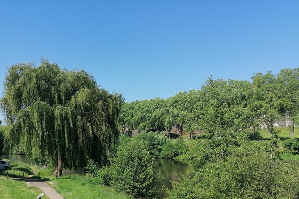 Ciel bleu sur les bords de Vienne à Limoges