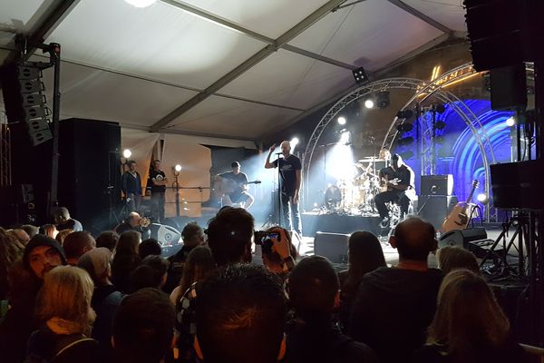 Le festival de Nonette a enflammé la place de l'église de ce petit village auvergnat pour sa dixième édition, grâce à de grands noms du rock français.