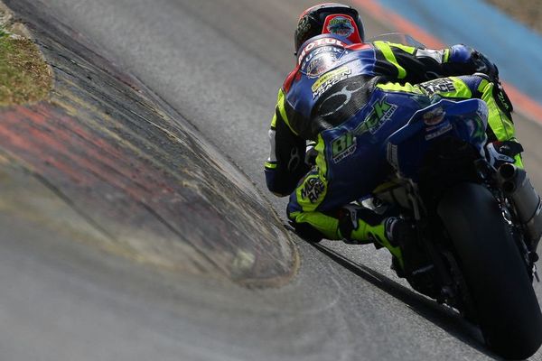 Le Charentais à l'attaque sur sa Suzuki n°16