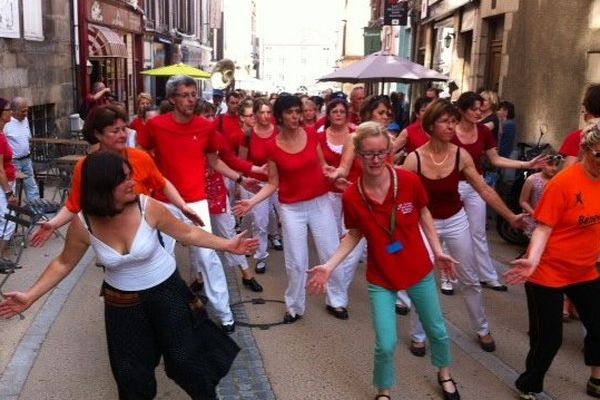 Sous le soleil, la parade des danseurs de claquettes a animé le centre ville de Limoges