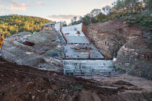 En cours de construction, au Sud du lieu dit de Montrouge sur la commune de Saint-Raphaël, le barrage de l'Aspé est constitué d'une digue en remblais de 190 de long, de 70 m de large et de 15.5 m de hauteur. Il devrait étre opérationnel en décembre prochain.