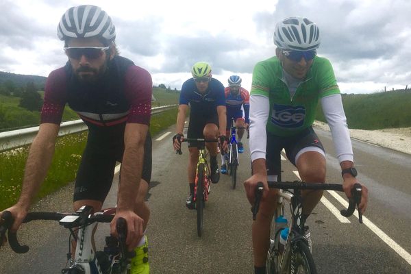 Un mini peloton constitué de cyclistes et de traileurs s'est lancé dans 520 kilomètres autour du Doubs en deux jours.