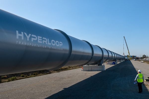 Longue de 320 mètres, la première piste de test d'Hyperloop est un tunnel en acier, composé d'une vingtaine de sections de 4 mètres de diamètre. Elles ont été fabriquées en Espagne, à Burgos, et ont été transportées par la route.