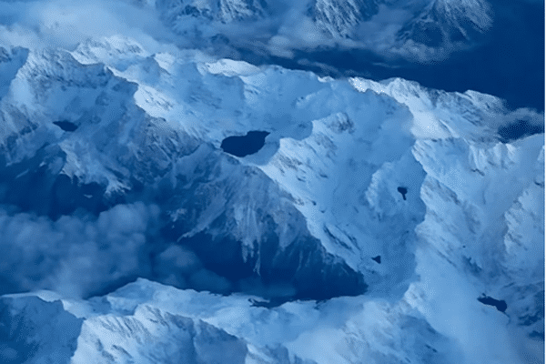 Superbes images des Pyrénées sous la neige filmées depuis un vol de ligne le vendredi 22 novembre 2024.