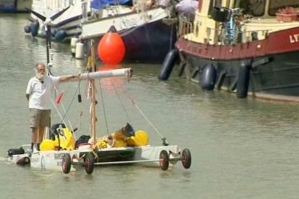 Castelnaudary (Aude) - Louis Delgrange et son catamaran dans le port fluvial - août 2015.