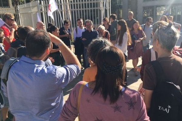 Le 1er octobre, un comité de soutien s'est rassemblé devant le tribunal correctionnel pour soutenir l'observatrice de la LDH.