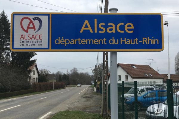 Le premier panneau officiel représentant la Collectivité européenne d'Alsace a été installé vendredi 5 mars 2021 à Chavannes-sur-l’Etang dans le Territoire de Belfort, à l'entrée du Haut-Rhin.