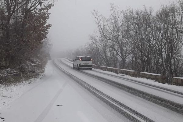 La route est blanche ce samedi soir sur les hauteurs de Saint-Vallier (Alpes-Maritimes)