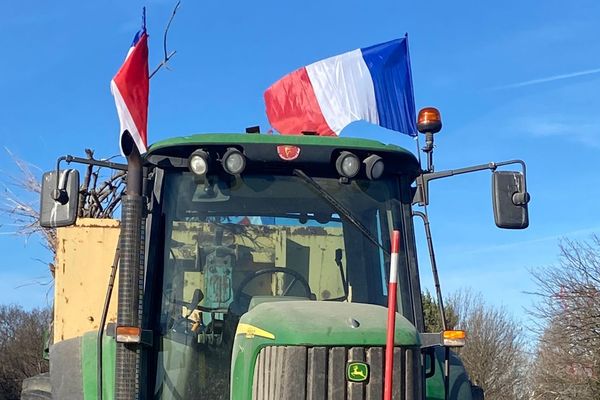 Un tracteur avec des drapeaux français lors de la manifestation des agriculteurs à Salon-de-Provence.