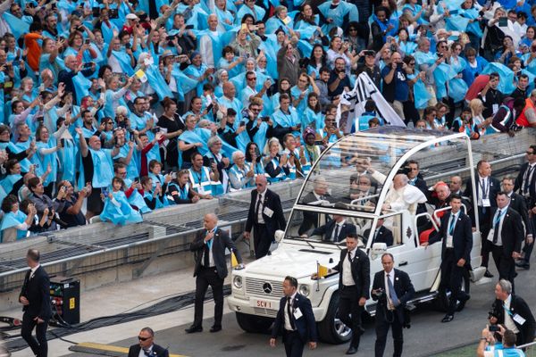 Le pape François à bord de la papmobile, lors de son arrivée au Stade Vélodrome.