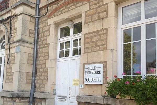 Les parents d'élèves de Varennes-le-Grand, en Saône-et-Loire, protestent contre la fermeture d’une des 9 classes de l’établissement. 