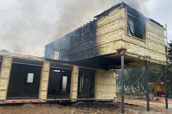 La maison en containers, encore en construction sur la commune de Langlade (Gard) a été bien abîmée par l'incendie ce mardi 15 mars 2022.