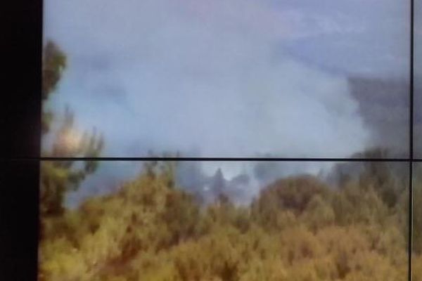 D'épaisses fumées noires s'élèvent dans le ciel de Miramas.