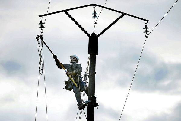 Lundi 10 février, quelque 250 agents d'Enedis sont à pied d'oeuvre pour rétablir le courant auprès de 4 000 foyers privés d'électricité en Auvergne. (Photo d'illustration)