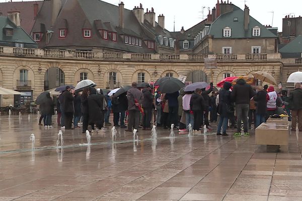 Une centaine de manifestants se sont réunis place de Libération à Dijon pour apporter leur soutien au peuple iranien, ce samedi 1er octobre.