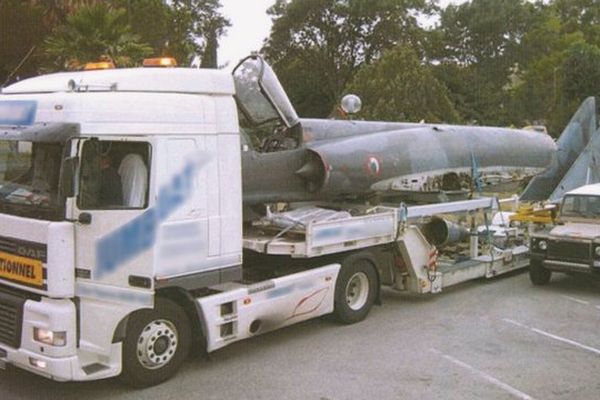 Le transport du Mirage III 3 mis aux enchères.