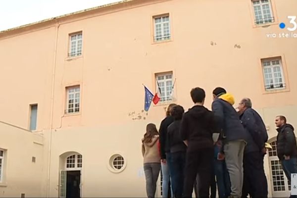 Imaginer la reconstruction d'une aile du bâtiment de leur collège : c'est le projet qui a été proposé aux élèves du collège Simon Vinciguerra à Bastia. Une façon originale d'aborder différentes matières au programme mais aussi d'en savoir plus sur les murs qui les accueillent.