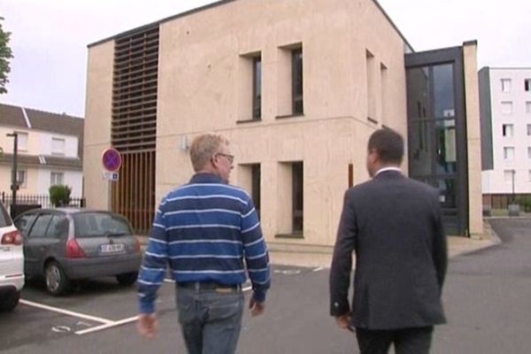 Alain Lefebvre fait découvrir à Marc Moiroud le premier bâtiment entièrement construit en Cématerre. Il s'agît d'un immeuble de bureaux. 