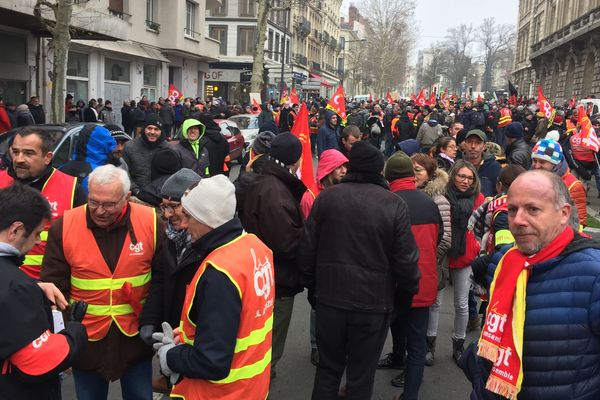 A Saint-Etienne, un important service d'ordre encadre la manifestation ce vendredi 14 décembre, suite à un appel national de la CGT.