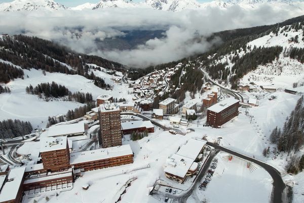 Annoncés comme des Jeux durables, les Jeux olympiques d’hiver de 2030 soulèvent la question de l’avenir de la montagne. La Plagne, où auront lieu des épreuves, s'est lancée dans un grand chantier de rénovation qui pourrait servir d'exemple.