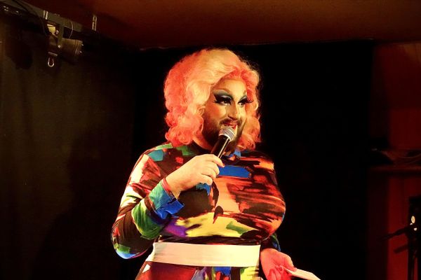 La Drag Queen Anne-Marie Kondom aurait dû présenter un quiz lors d'une soirée soirée pour la Ligue contre le cancer à Cesson-Sévigné le samedi 22 juin 2024. Mais l'événement a été annulé par la mairie, trois jours avant le jour J.