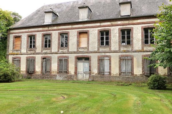 A la fin du 19è siècle, des dizaines d'ouvriers s'affairaient dans cette bâtisse sur des machines à tisser, pour fabriquer des rubans.