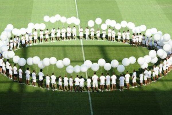 85 ballons ont été lâchés en hommage aux victimes