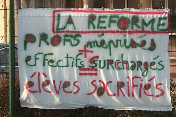 Cette banderole a été installée sur les grilles du collège Louisa Paulin de Réalmont dans le Tarn, ce lundi 03 février 2020, à l'occasion de la journée collège mort. 