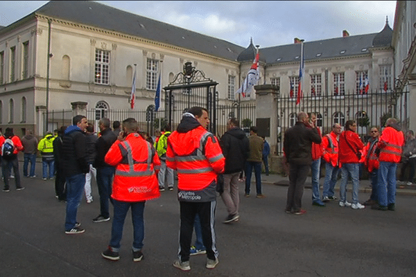 Les éboueurs nantais en grève, rassemblés devant la mairie de Nantes le 31 mars 2017