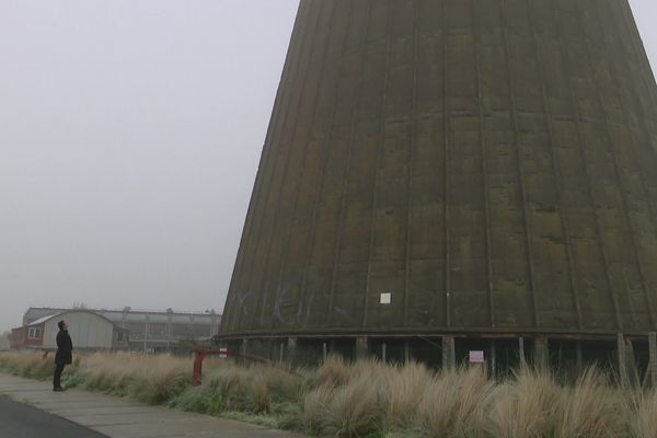 L'imposant chaudron de la SMN, ultime témoignage de ce qui fut la plus grande industrie de la région caennaise.