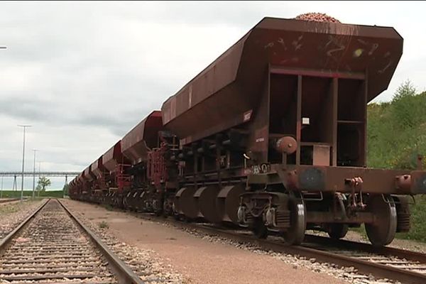 Des wagons remplis de ballast sont bloqués sur le terminal de la carrière de Vignats