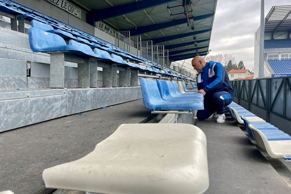 Hadj Taib le régisseur du stade Pierre Fabre remplace les sièges cassés par les supporters du PSG.