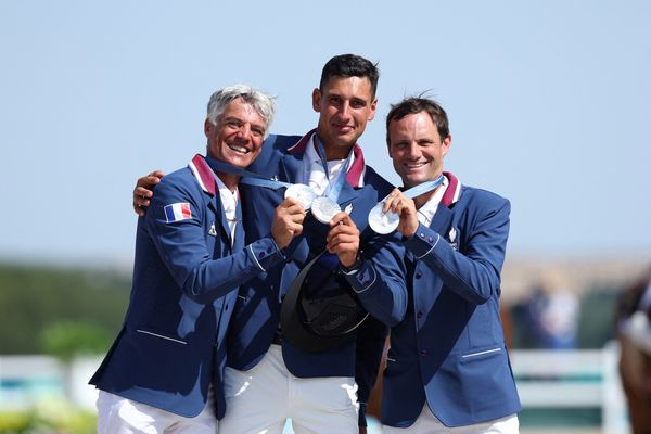 Karim Laghouag, Nicolas Touzaint et Stéphane Landois sur le podium du concours complet d'équitation par équipes aux Jo de Paris, le 29 juillet 2024